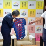 ファーストジャージを贈呈しました。
